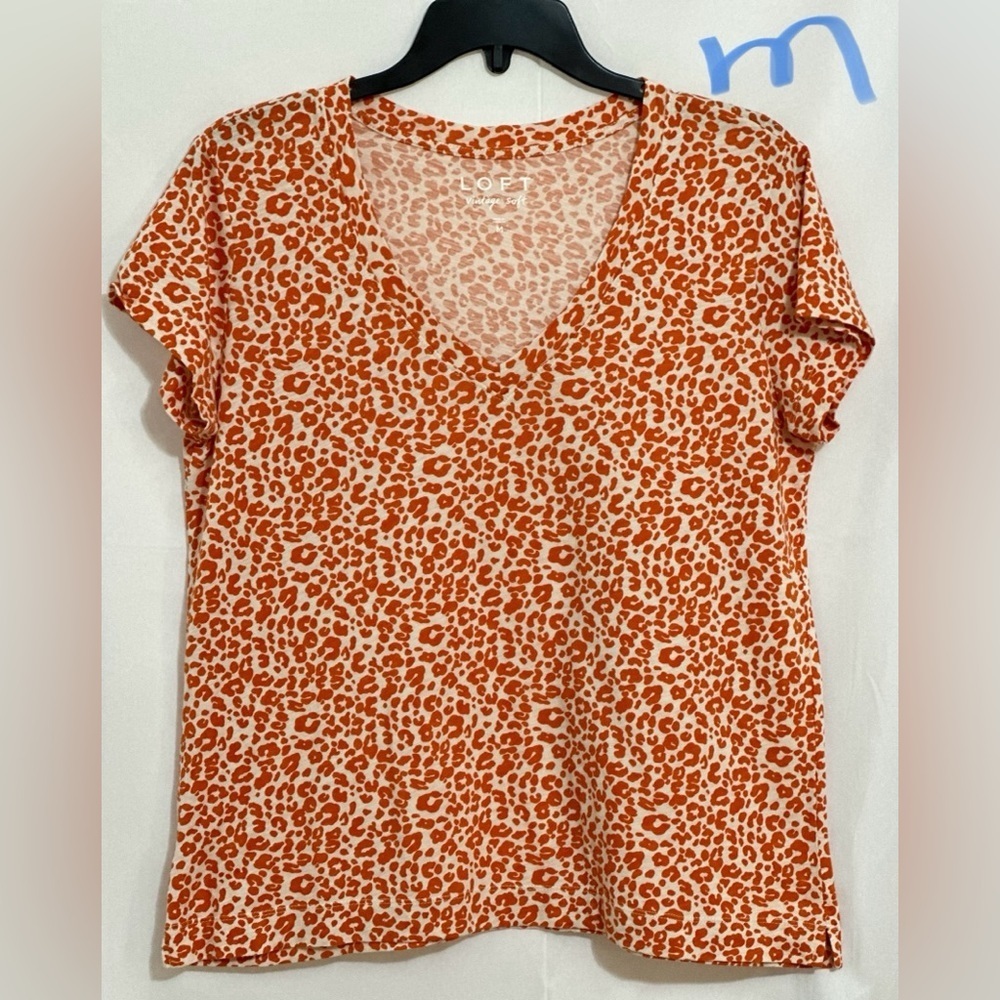 LADIES WHITE TOP WITH AUBURN DESIGNS